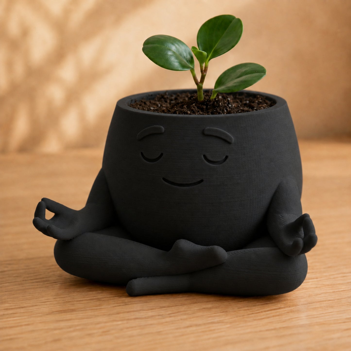 Vaso amiguinho meditando em posição de lótus, com carinha serena, na cor preta