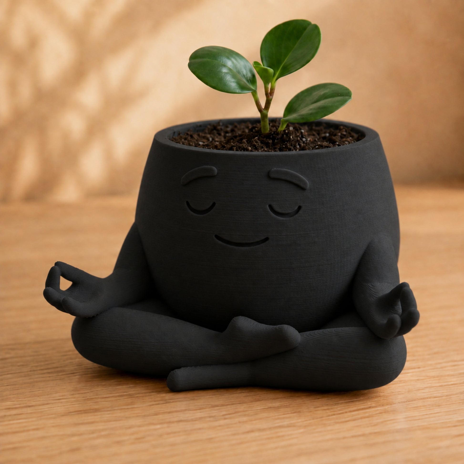 Vaso amiguinho meditando em posição de lótus, com carinha serena, na cor preta