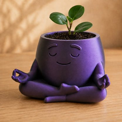 Vaso amiguinho meditando em posição de lótus, com carinha serena, na cor preta e roxa
