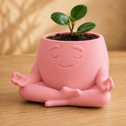 Vaso amiguinho meditando em posição de lótus, com carinha serena, na cor rosa