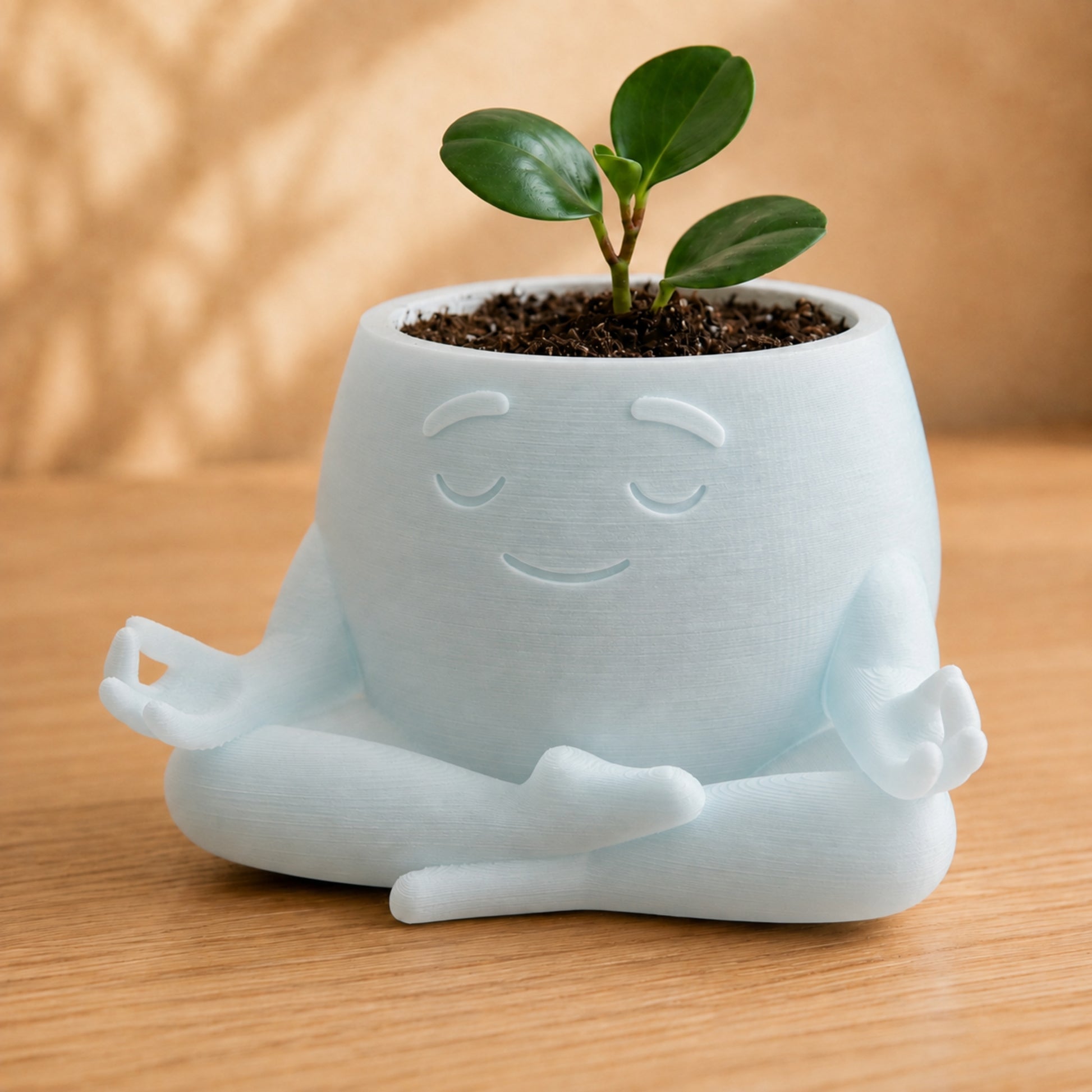 Vaso amiguinho meditando em posição de lótus, com carinha serena, na cor translúcida