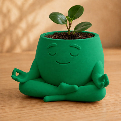 Vaso amiguinho meditando em posição de lótus, com carinha serena, na cor verde