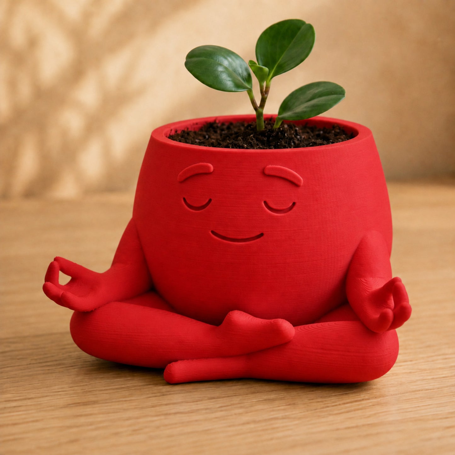 Vaso amiguinho meditando em posição de lótus, com carinha serena, na cor vermelha